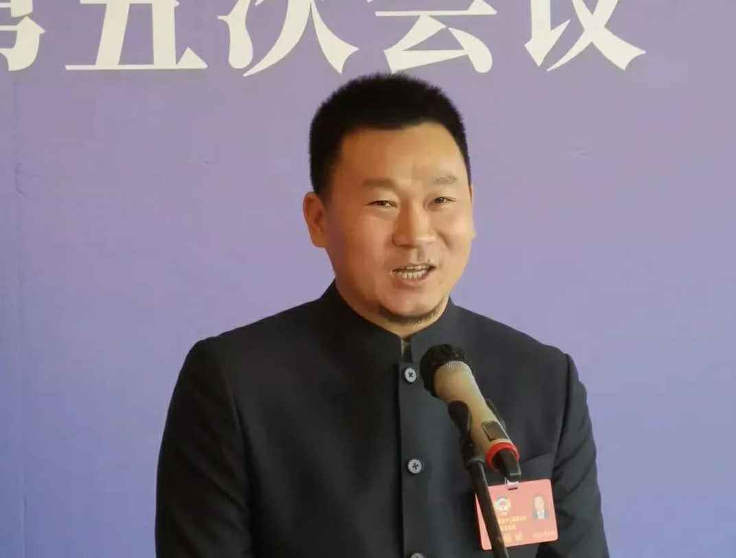 为进一步展示市政协团结、民主、开放、自信的形象，向市民和网友展示政协委员的履职风采，中山市政协十二届五次会议在2月4日上午开幕前开设“委员通道”，市政协委员、星空全国体育总会官方端入口-星空(中国)公司总经理陈朝阳走进“委员通道”，回应社会关切的问题。他就如何做好城市应急管理规划的问题进行发言，并回答记者提问。.jpg